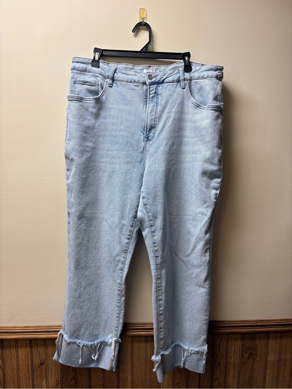 Light Blue Cropped Frayed-Hem Women's Jeans